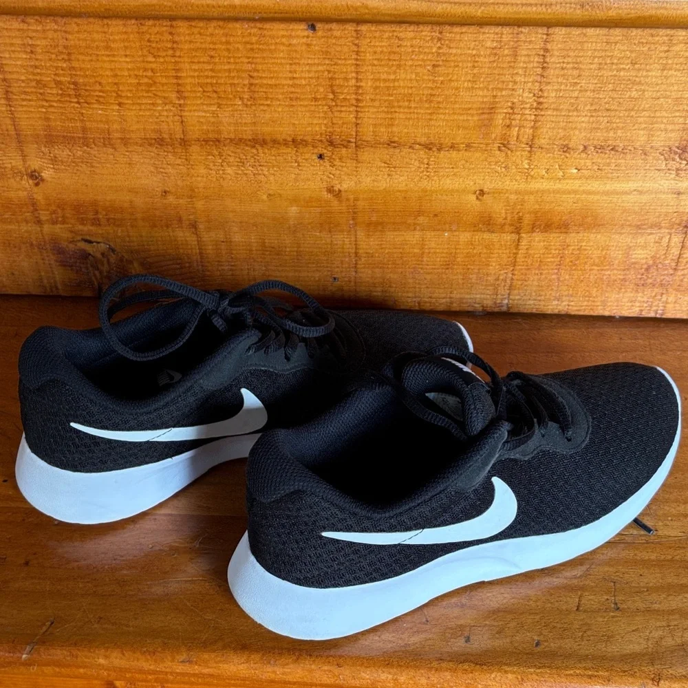 Nike Women's Black and White Tanjun - Picture 2 of 5